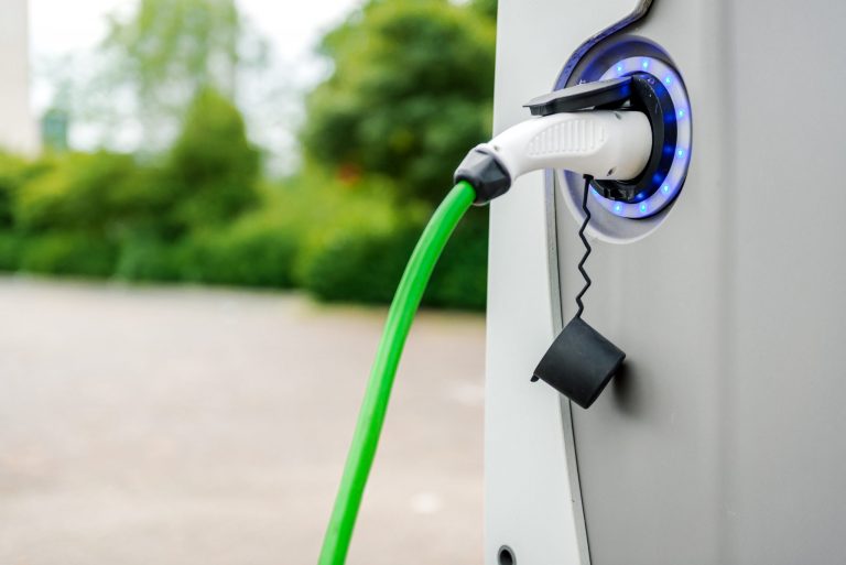 Auta tylko na prąd i gaz. Poważne plany Izraela