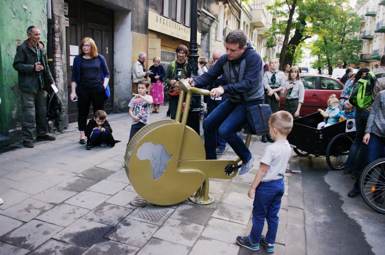 W Poznaniu stanął pomnik-rower, który produkuje energię