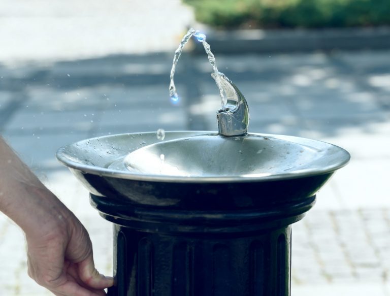 Woda pitna dla każdego! Nowe przepisy przyjęte przez Parlament Europejski