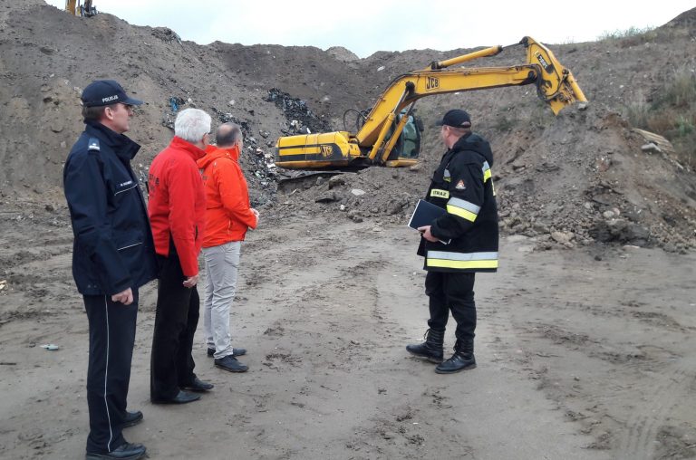 Policjanci z Piotrkowa zatrzymali mężczyzn nielegalnie wysypujących odpady