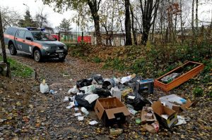 Wywiozła śmieci do lasu, fotopułapka zrobiła jej zdjęcie. Teraz zapłaci mandat