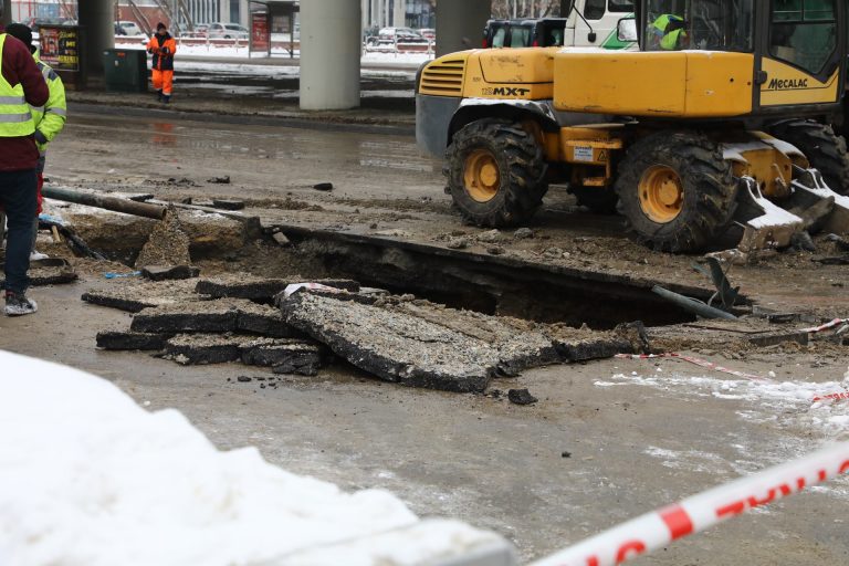 Woda zalała ważne skrzyżowanie w Krakowie. Trwa usuwanie awarii