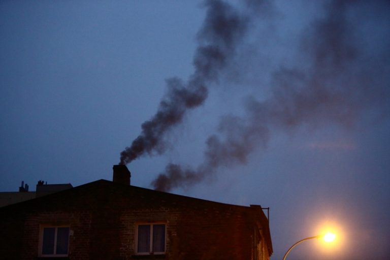 Warszawa podwyższa dotacje na walkę ze smogiem