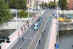 Wrocław przeprowadził badania transportu: więcej samochodów, więcej pieszych