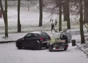 Porzucił śmieci w parku. Został nagrany przez kamery