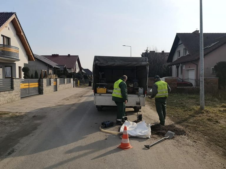 W Kościanie zadymiają kanalizację, by znaleźć nielegalne przyłącza