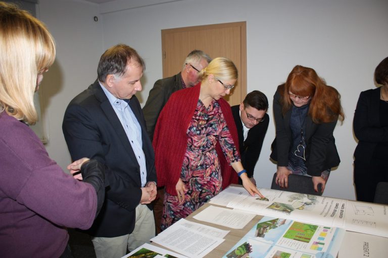 Ogród sensoryczny – pobudzanie zmysłów a bezpieczeństwo dzieci