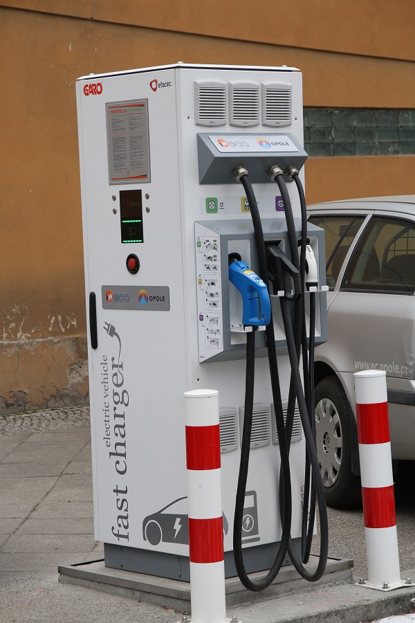 W Opolu została uruchomiona stacja szybkiego ładowania aut elektrycznych
