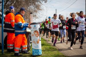 Na Półmaratonie Dąbrowskim piją kranówkę