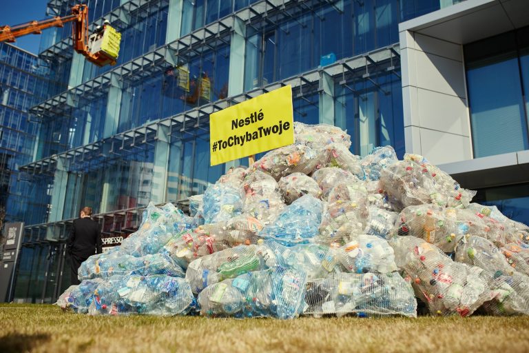 Greenpeace podrzuciło odpady pod siedzibę Nestlé
