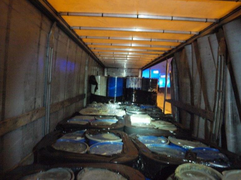 Odpowie za przewóz odpadów toksycznych. 25 ton chemikaliów w 124 beczkach