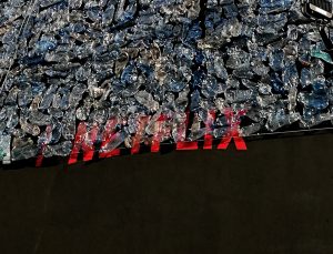 Netflix promuje swój nowy program przy pomocy muralu z... plastikowych butelek
