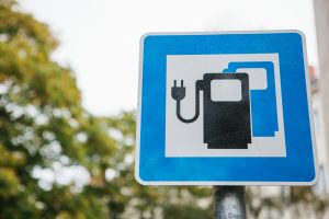 Ile jest w Polsce samochodów elektrycznych? Sprawdzisz na liczniku elektromobilności