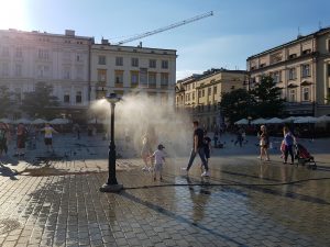 Kurtyny wodne na cenzurowanym