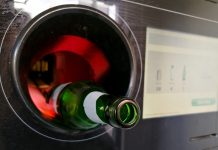 Komu opłaci się system kaucyjny? Automat do recyklingu butelek szklanych