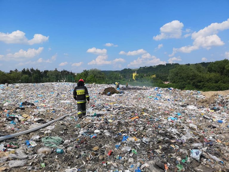 Małopolska: zapaliło się składowisko odpadów