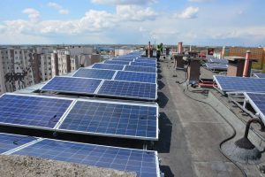 Na dachach wrocławskich wieżowców wytwarza się energię elektryczną