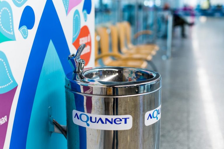 Koniec z drogą wodą butelkowaną. Lotnisko Poznań-Ławica zainstalowało poidełko