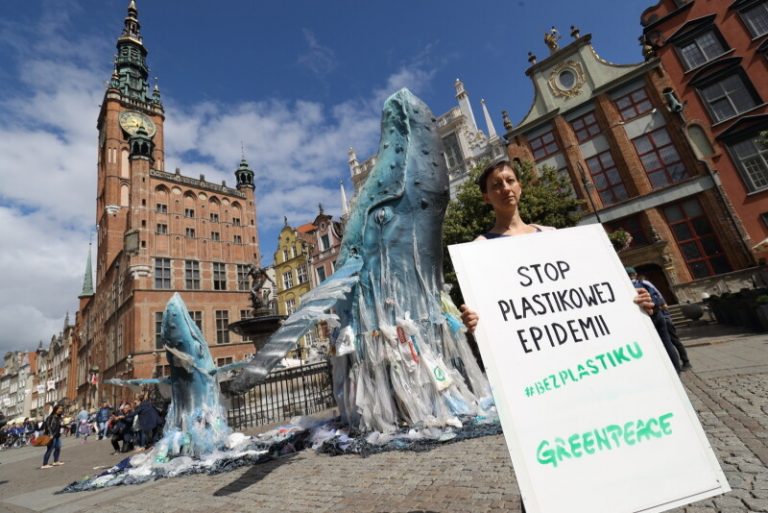 W Gdańsku stanęły rzeźby wielorybów pokrytych plastikowymi odpadami