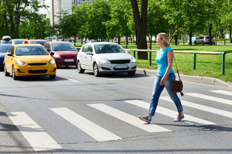 Senat pracuje nad zwiększeniem bezpieczeństwa pieszych na pasach