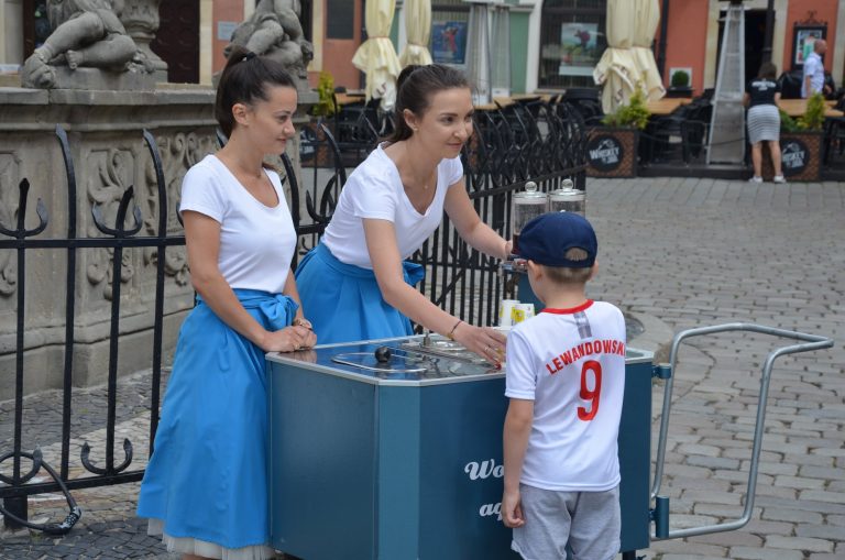 Saturatory powracają do łask – wodociągowcy częstują kranówką