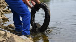 Z Warty wyciągnięto 1,5 tony śmieci. W sprzątaniu pomogli więźniowie