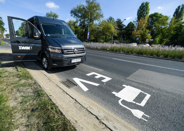 Buspasy w Łodzi także dla samochodów elektrycznych. Jest specjalny znak