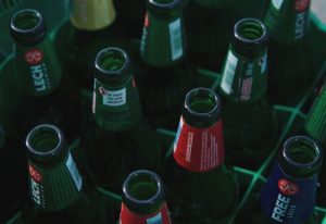 Polacy chcą powszechnej kaucji za butelki. Ministerstwo pracuje nad rozwiązaniem