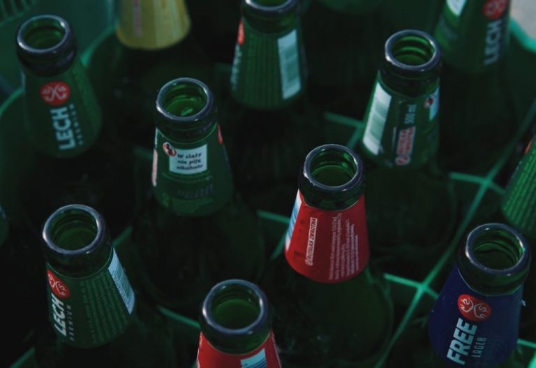 Przyjmują butelki bez paragonu. W miesiąc zebrali ich ponad 150 tysięcy