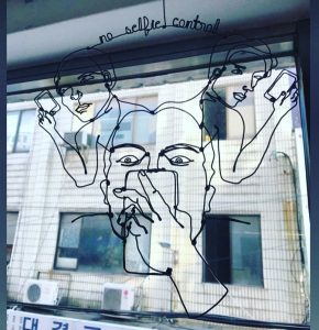 Uliczne rzeźby skłaniają do refleksji [ZDJĘCIA]