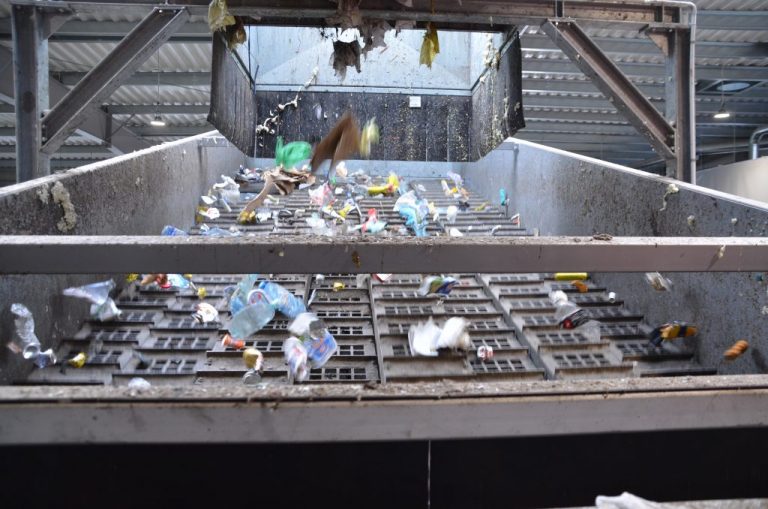 Sortownia śmieci w Warszawie przestała działać. Co z odpadami?