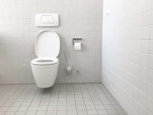 „Najpierw klapa, potem woda”. Jak uchronić się przed koronawirusem w toalecie?