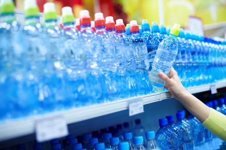 Woda w butelkach zdrożeje przez podatek cukrowy