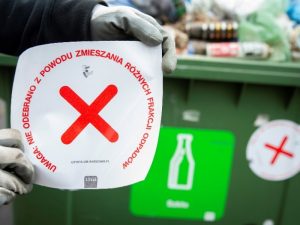 Naklejka na pojemniku na odpady poinformuje o niewłaściwej segregacji