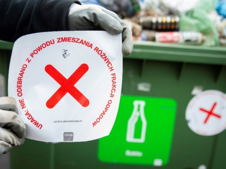 Naklejka na pojemniku na odpady poinformuje o niewłaściwej segregacji