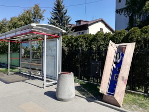 Materace, lodówki, a nawet... trumna. Nietypowe zaśmiecenia w Warszawie