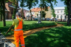 Przestrzeń wokół najstarszego słupa drogowego w Polsce nagrodzona