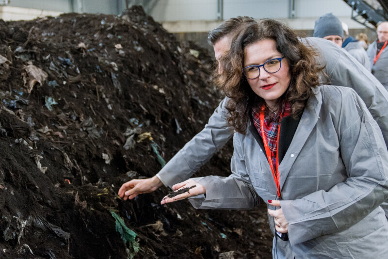 Gdańsk, ul. Jabłoniowa. Otwarcie hermetycznej kompostowni - konferencja. Nz. Prezydent Gdańska Aleksandra Dulkiewicz