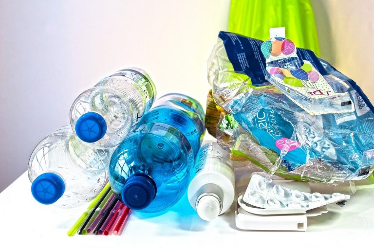 Polacy popierają kaucje za plastikowe butelki i puszki aluminiowe
