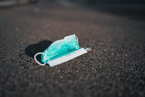 Gdzie wyrzucać zużyte rękawiczki i maseczki? Wiele osób tego nie wie