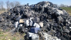 Hałda nielegalnie spalonych śmieci na Śląsku