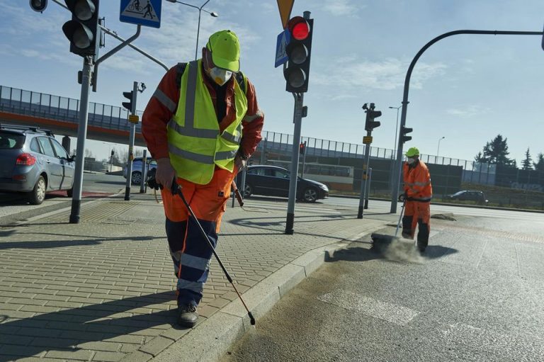 Łódź sprząta i dezynfekuje miasto na szeroką skalę