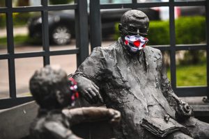 Pomniki przypominają mieszkańcom o zakrywaniu ust i nosa [ZDJĘCIA]