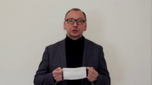 Jak prawidłowo nosić maseczkę? Miejscy urzędnicy dają przykład [WIDEO]