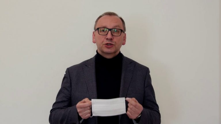 Jak prawidłowo nosić maseczkę? Miejscy urzędnicy dają przykład [WIDEO]