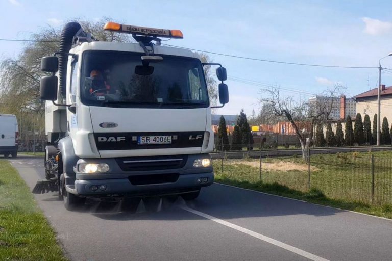Służby komunalne dezynfekują Rybnik w walce z koronawirusem