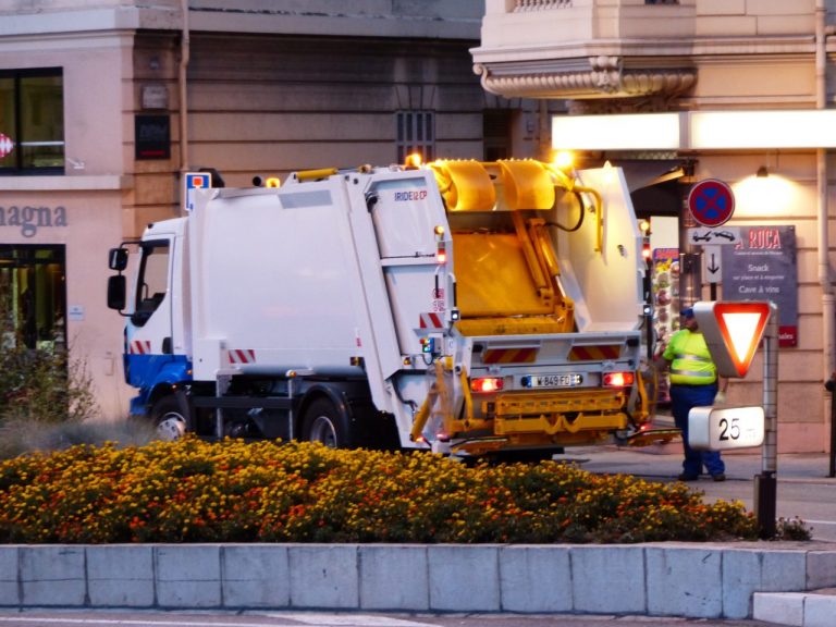 Prokuratura zaskarżyła uchwałę rady Warszawy ws. opłaty śmieciowej