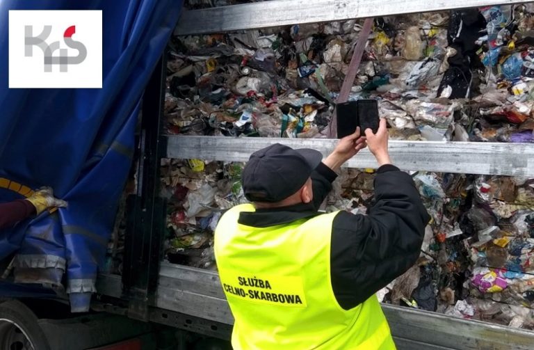 Podlaskie: KAS zatrzymała nielegalny transport 10 ton odpadów z Litwy
