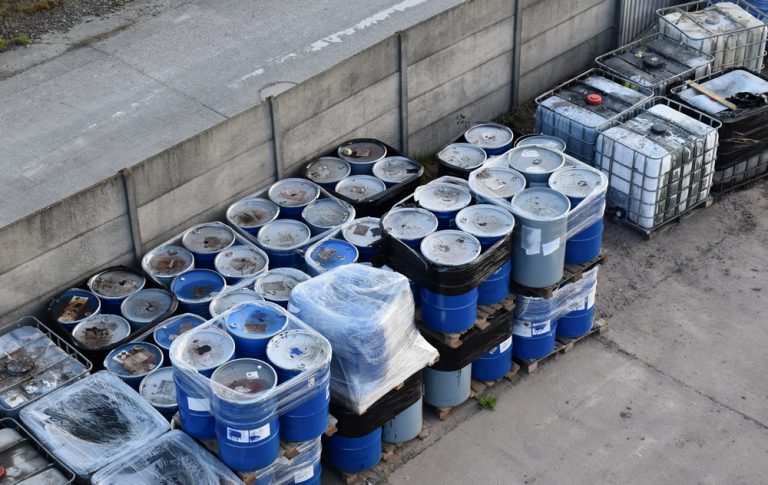 Prawie 150 beczek z chemikaliami. W środku były niebezpieczne odpady