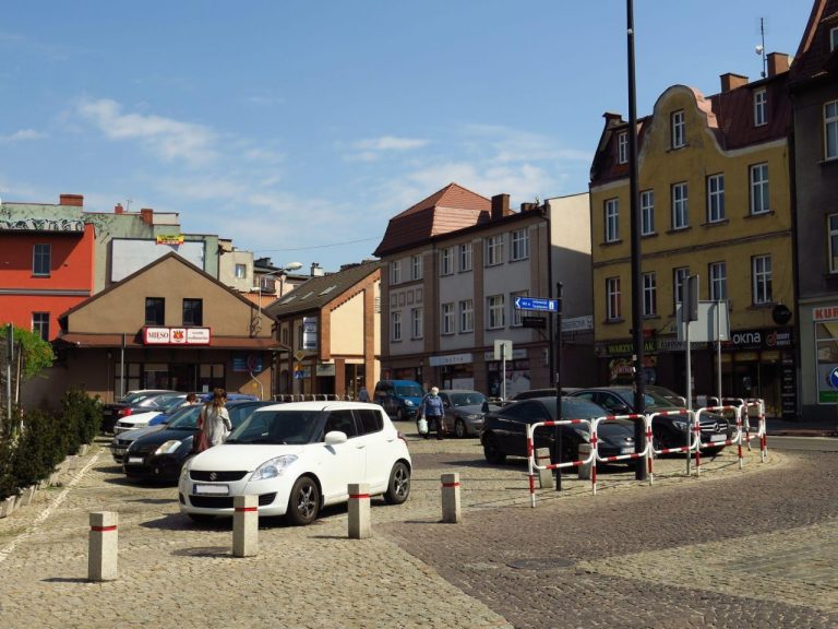 Skwer z zielenią zamiast dzikiego parkingu